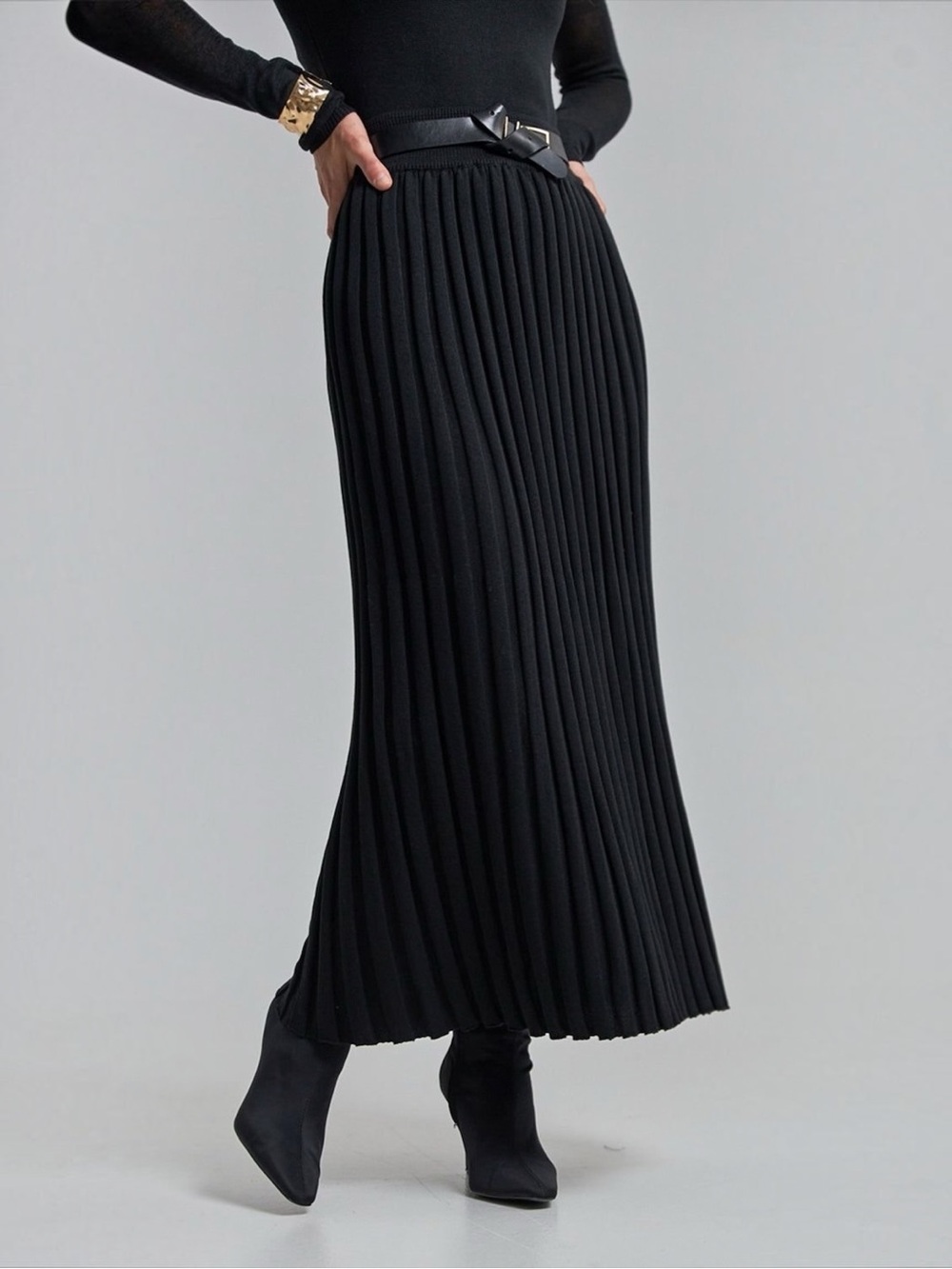 Black Pleated Knit Midi Skirt Side Slit • Quiet Luxury Academic Goth Office M